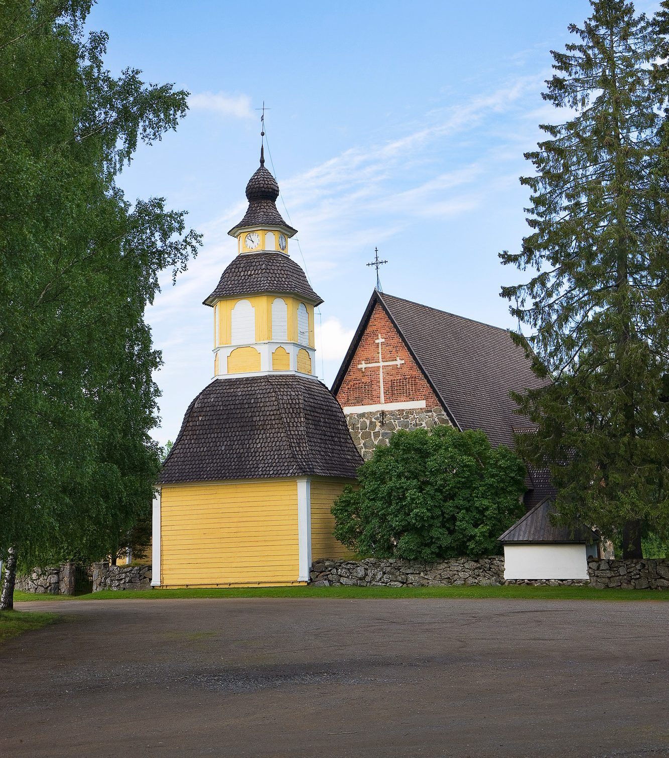 Tuuloksen kirkko kesällä.