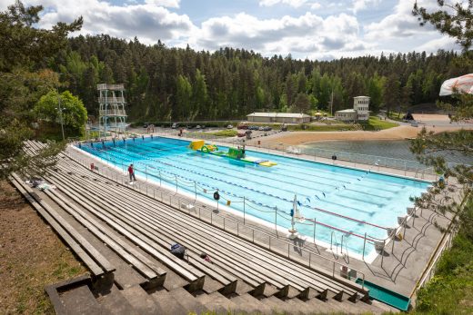 Ahveniston maauimala hyppytorneineen, taustalla Ahvenistonjärven uimaranta ja kahvila.