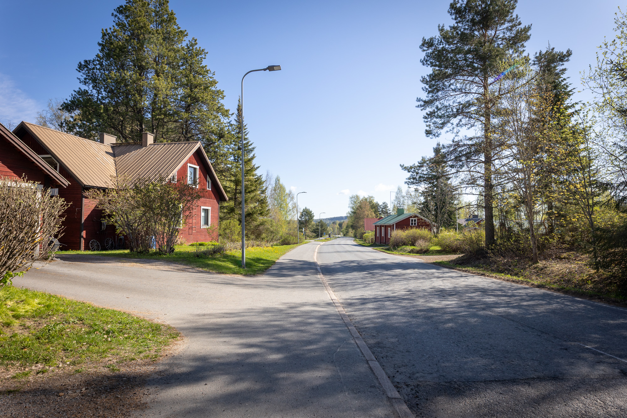 Road lined with houses in Tuulos.