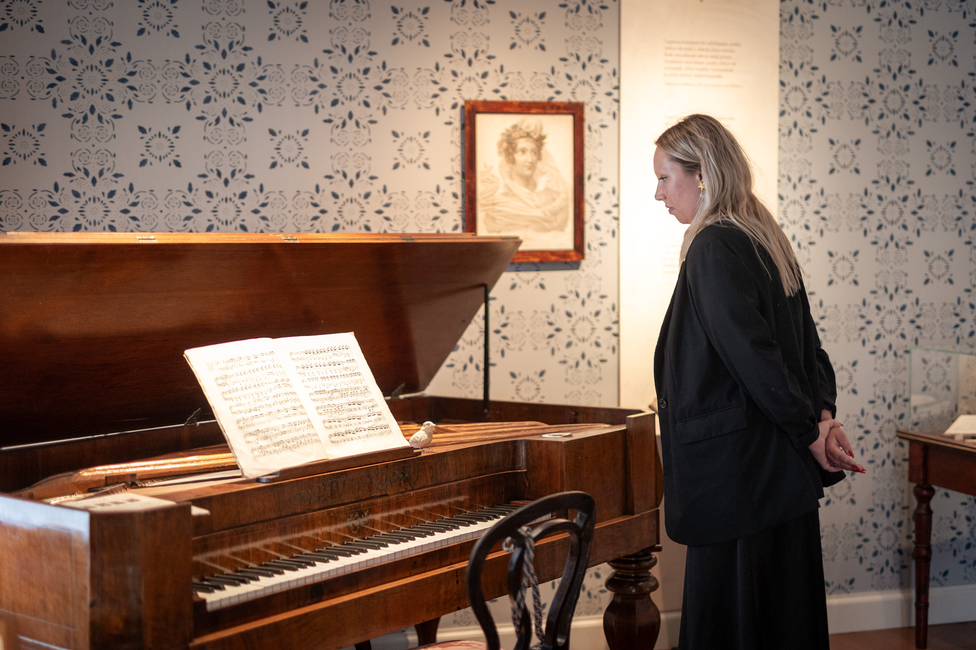 Henkilö katsoo pianoa Sibeliuksen syntymäkodissa.