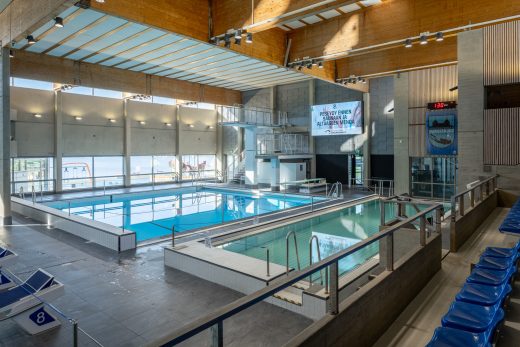 Hämeenlinnan uimahallin nostopohja-allas sekä hyppyallas.