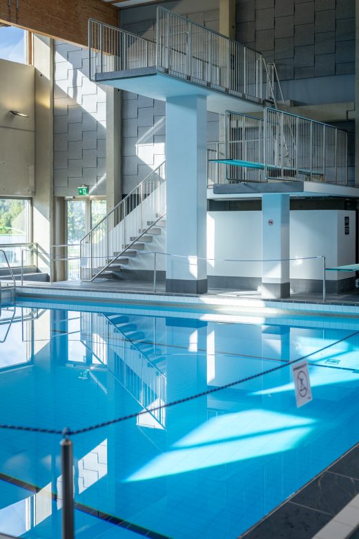 Hämeenlinnan uimahallin hyppytorni ja -allas.
