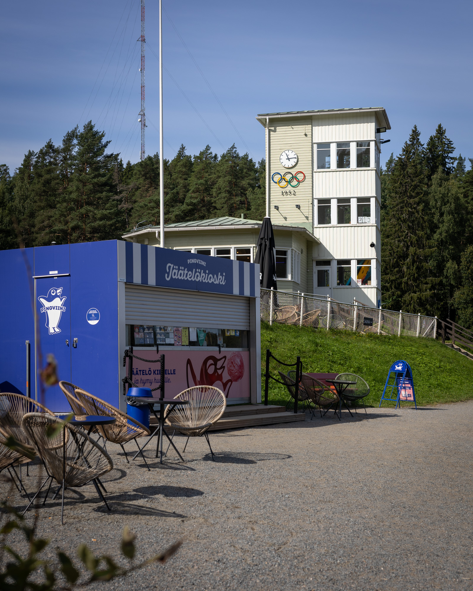 Jäätelökioski Ahveniston uimarannala, takana kahvilarakennus.