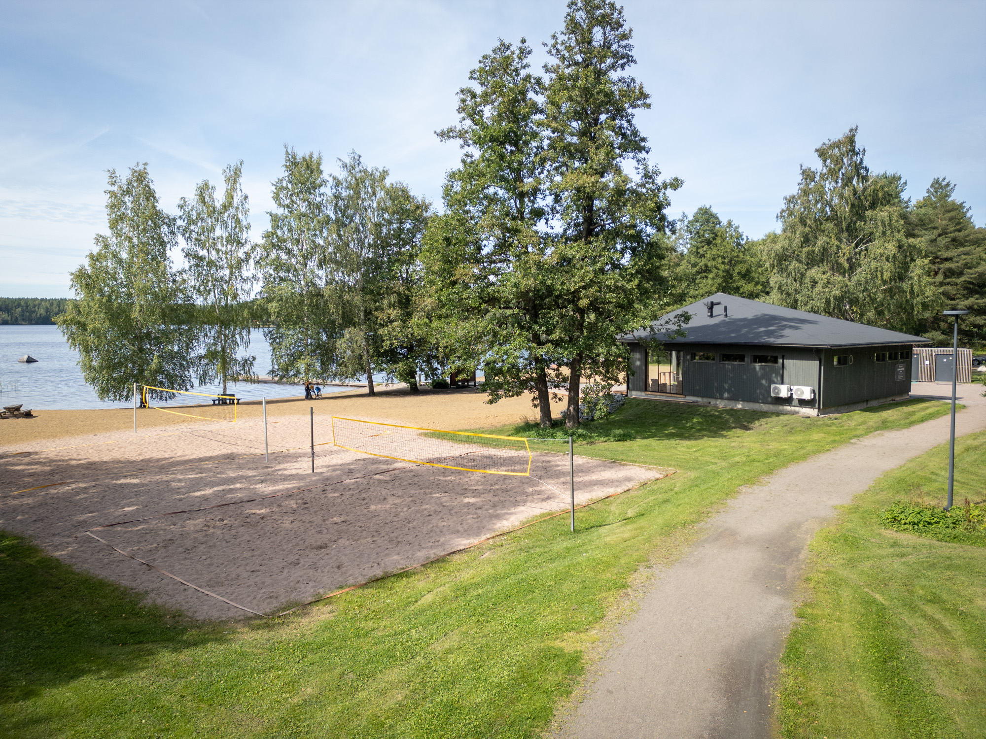 Tervaniemen ranta, jossa on kaksi beachvolley-kenttää ja sauna.
