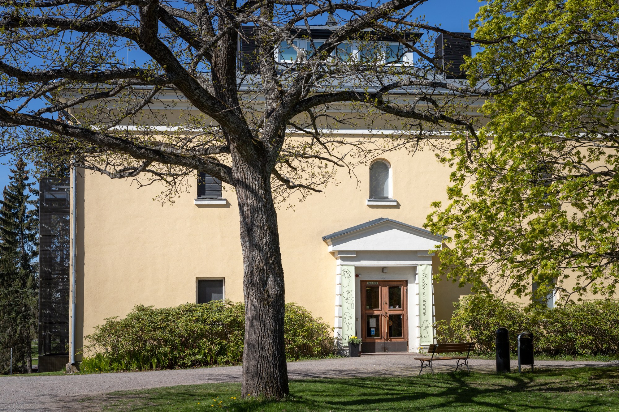 Hämeenlinnnan taidemuseon keltaiseksi maalattu Engel-näyttelyrakennus.