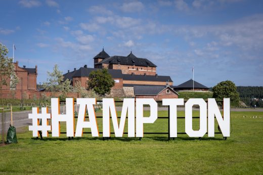 #Hämpton-kirjaimet Hämeenlinnan Linnanpuistossa. Kirjainten taustalla näkyy Hämeen linna.