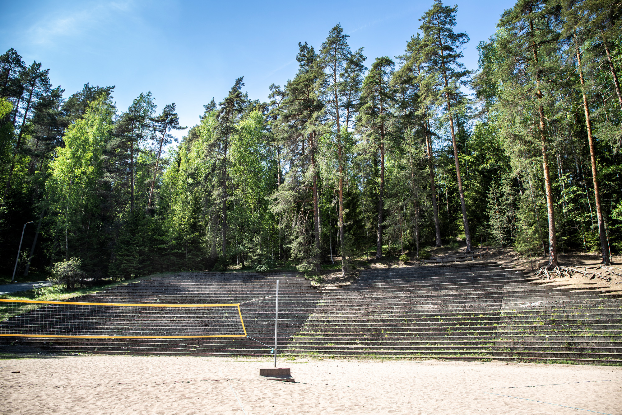 Ahveniston beachvolleykenttää ja viereinen katsomo.