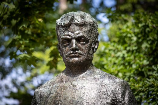 Lähikuva Sibeliuksenpuiston Sibelius-patsaan kasvoista.