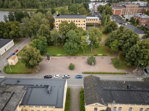 Ilmakuva Itsenäisyydenpuistosta. Puiston muodostaa hiekkakenttä, jota ympäröi puita ja viheralue.