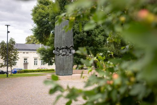 Summan taistelujen muistomerkki puun takana.
