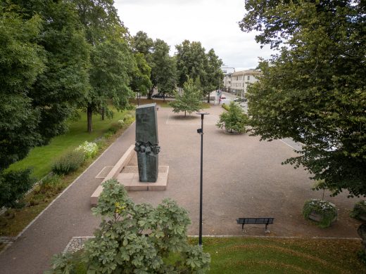 Ilmakuva Itsenäisyydenpuistosta ja Summan taistelujen muistomerkistä.