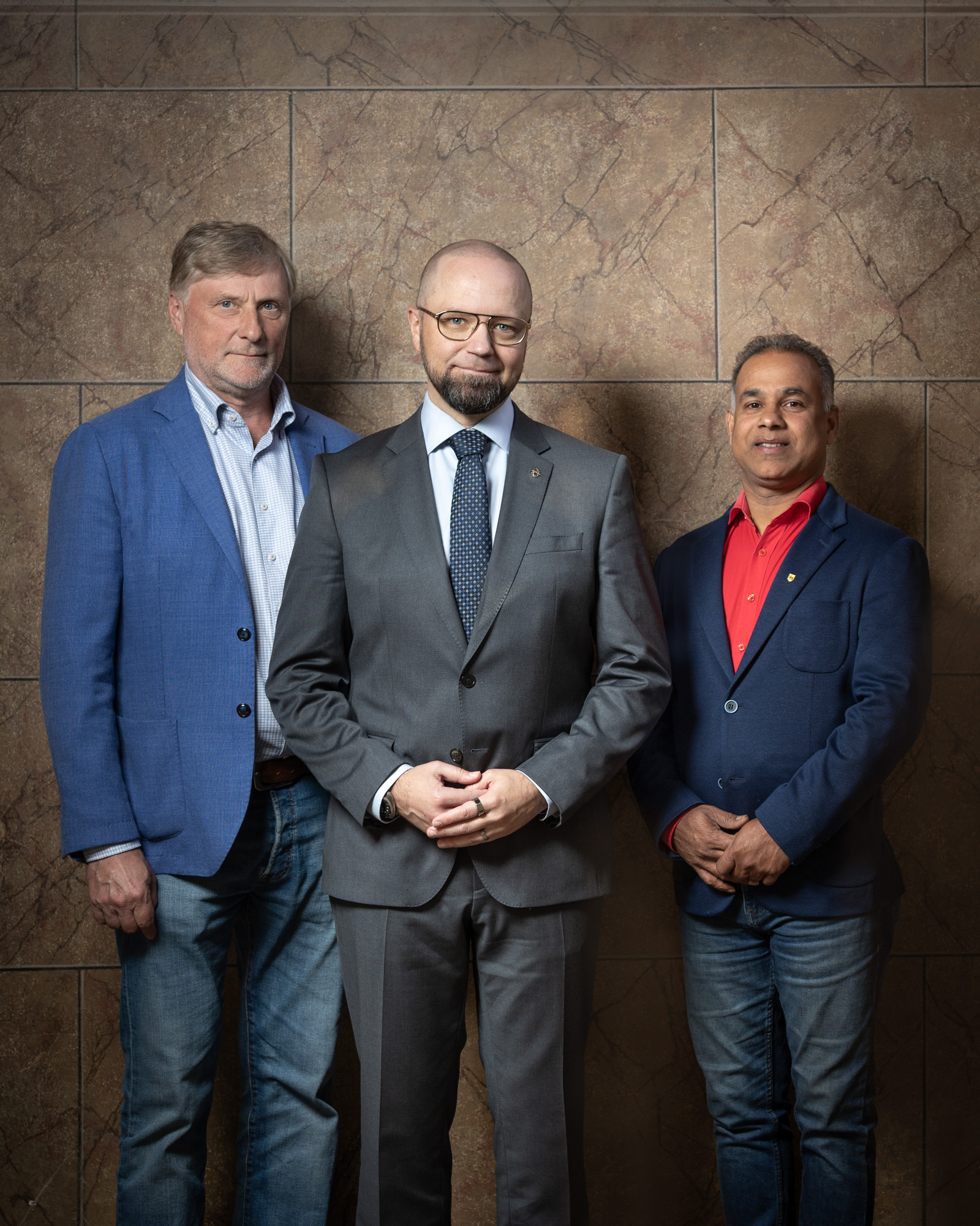 Kaupunginvaltuuston puheenjohtaja Jari Koskinen, kaupunginjohtaja Olli-Poika Parviainen ja kaupunginhallituksen puheenjohtaja  Ranjith Kumar Prabhakaran.