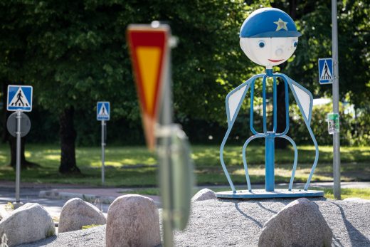 Poliisipatsas liikenneympyrän sisällä Kaurialan liikennepuistossa.