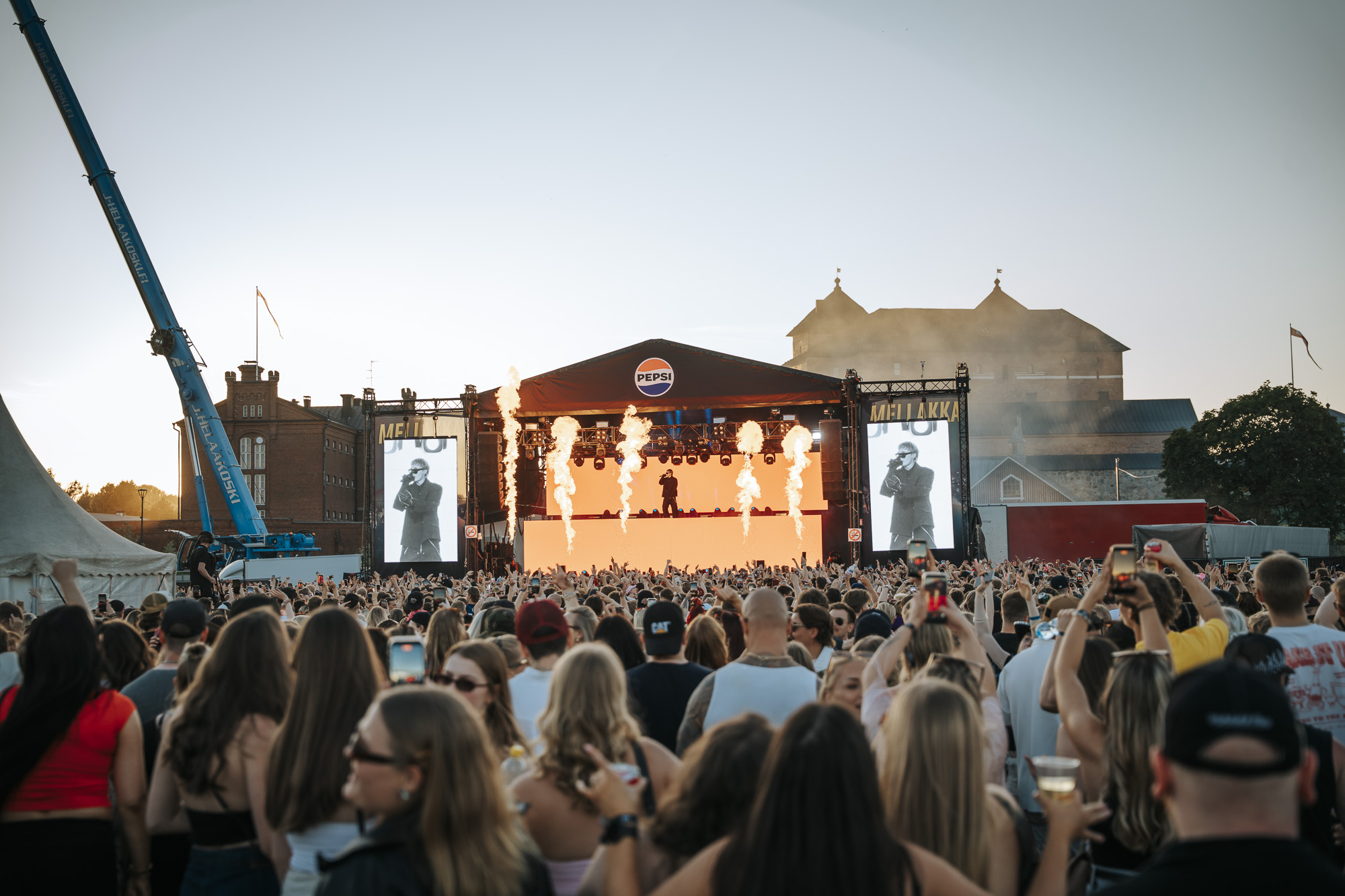Linnanpuistossa heinäkuussa 2026 pidetyn Mellakka Festivalin esiintyjä Isaac Elliot päälavalla.