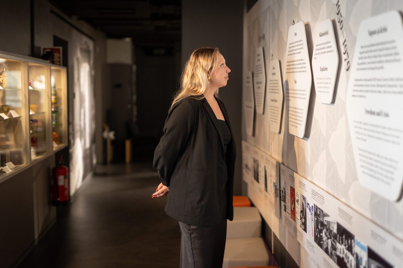 A person examines the exhibition panels of the Savings Bank Museum, located on the upper floor of Museum Skogster.