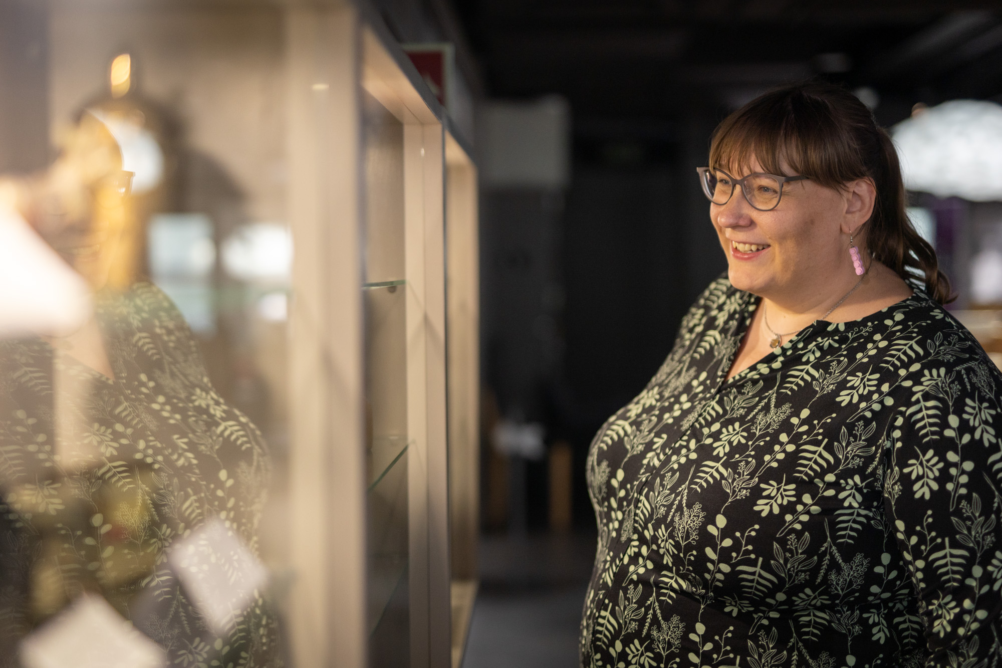 Henkilö tutkii Säästöpankkimuseon näyttelyvitriiniä.