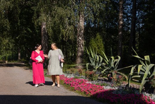 Two people in the garden of Porkkala Manor.