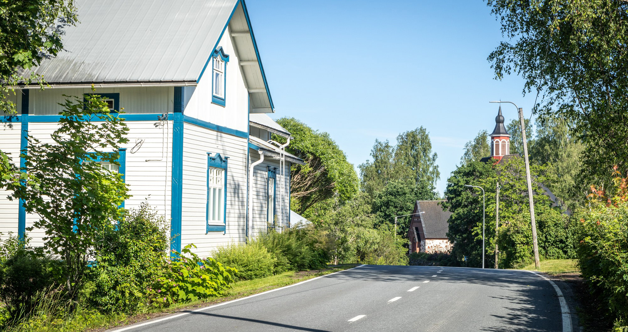 Vanha talo ja Rengon kirkolle johtava tie