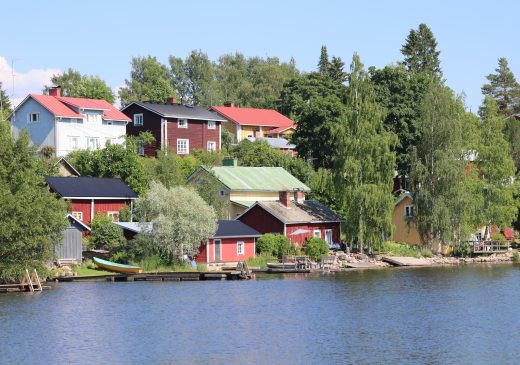 Hauho's Wanha Raitti photographed from the lake.