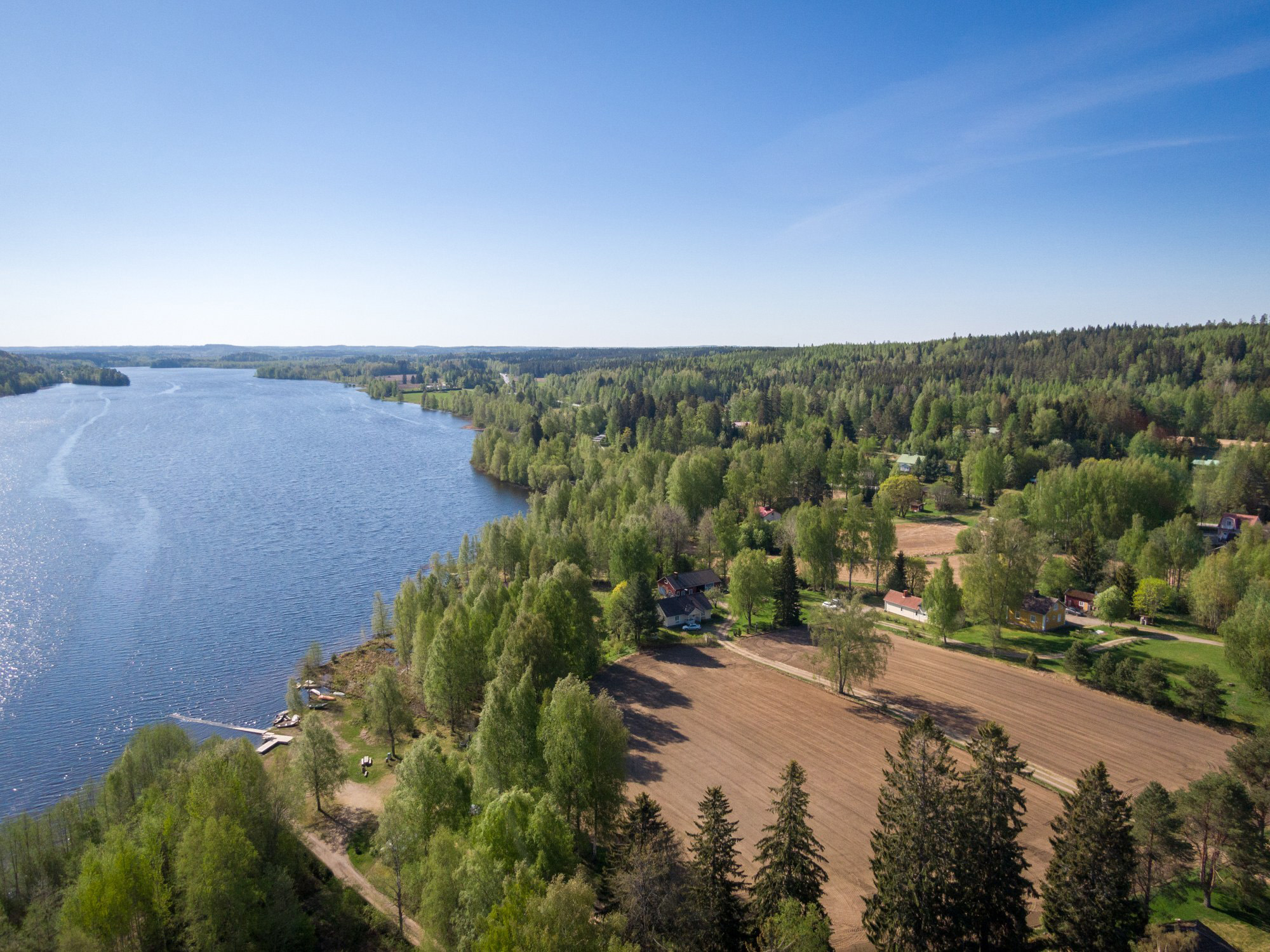 Tuuloksen järvi ja pellot kuvattuna ilmasta