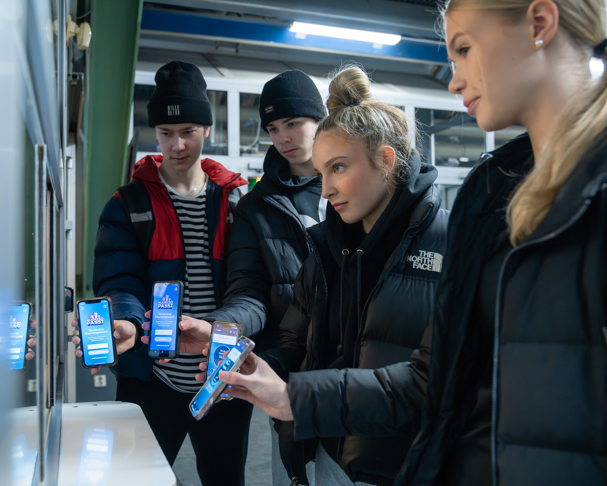Oppilaita käyttämässä Nuorisopassia