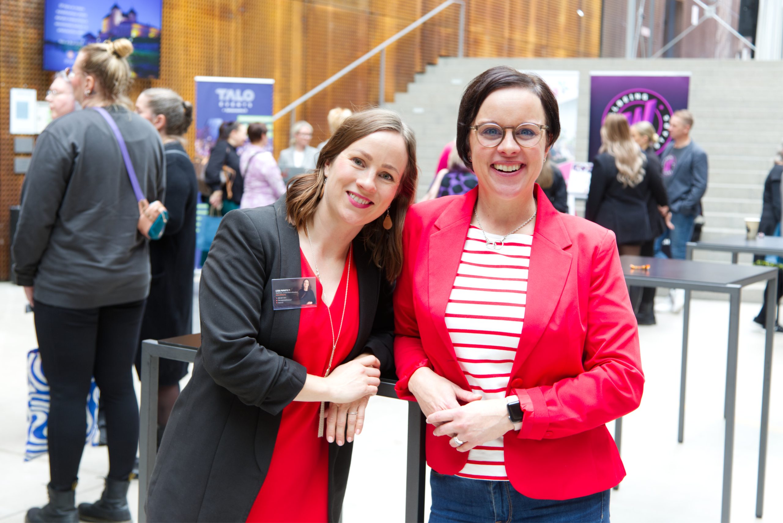 Liisa Puputti ja Karita Toivanen Verkatehtaalla