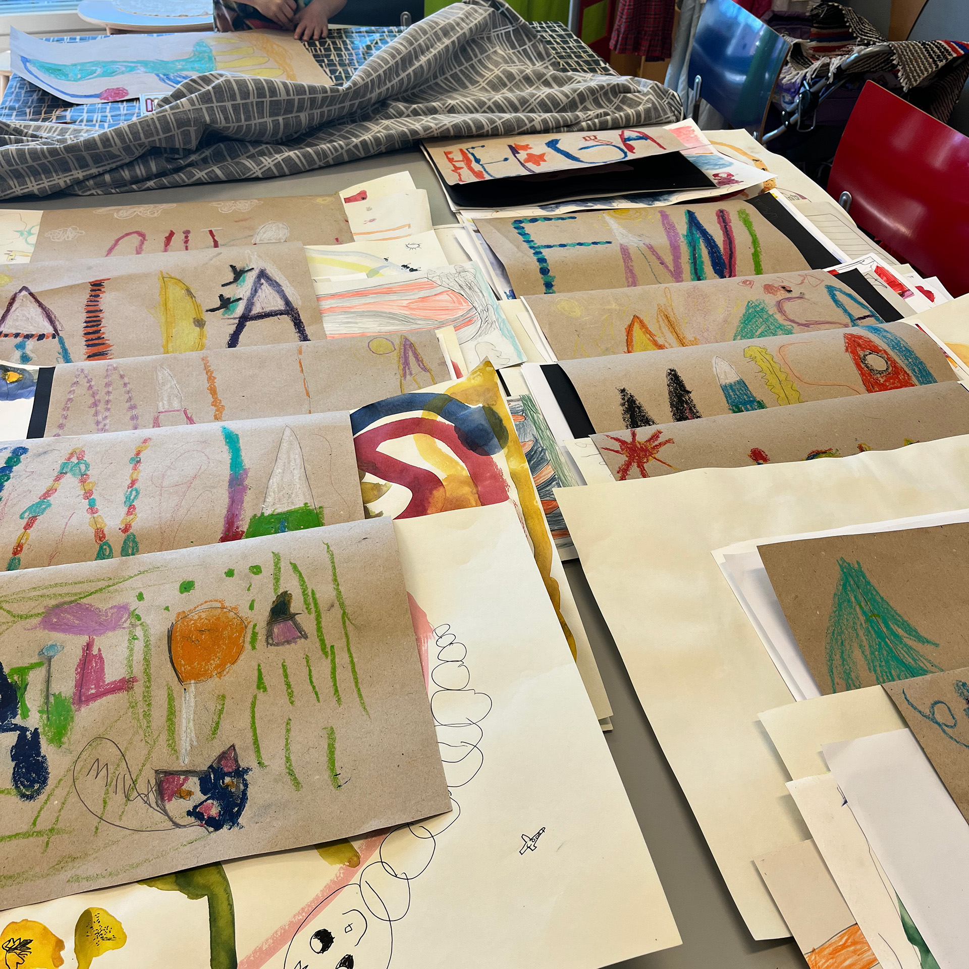 Works made by children at Aimokoulu on a table.