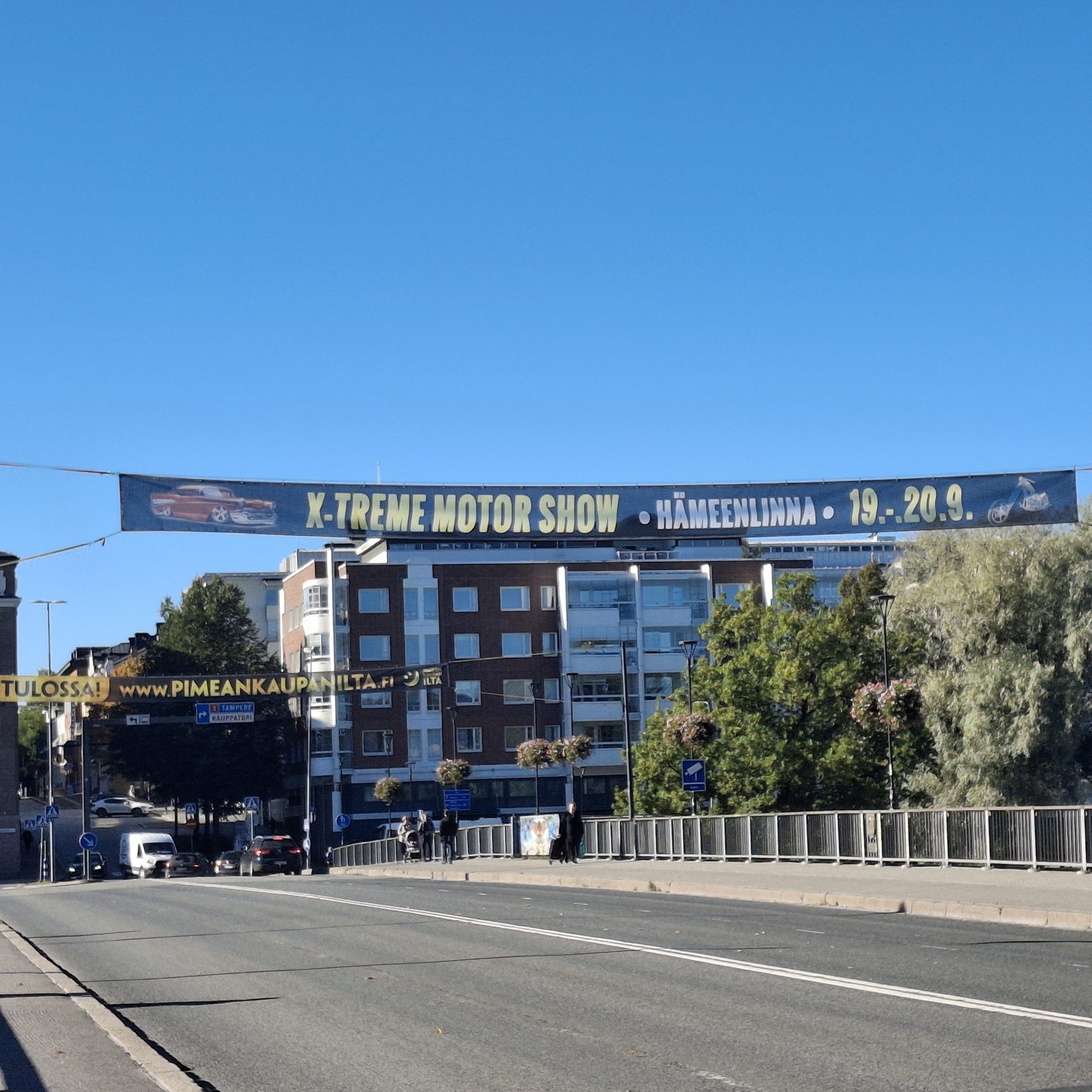 Banderollimainokset Viipurintien sillalla