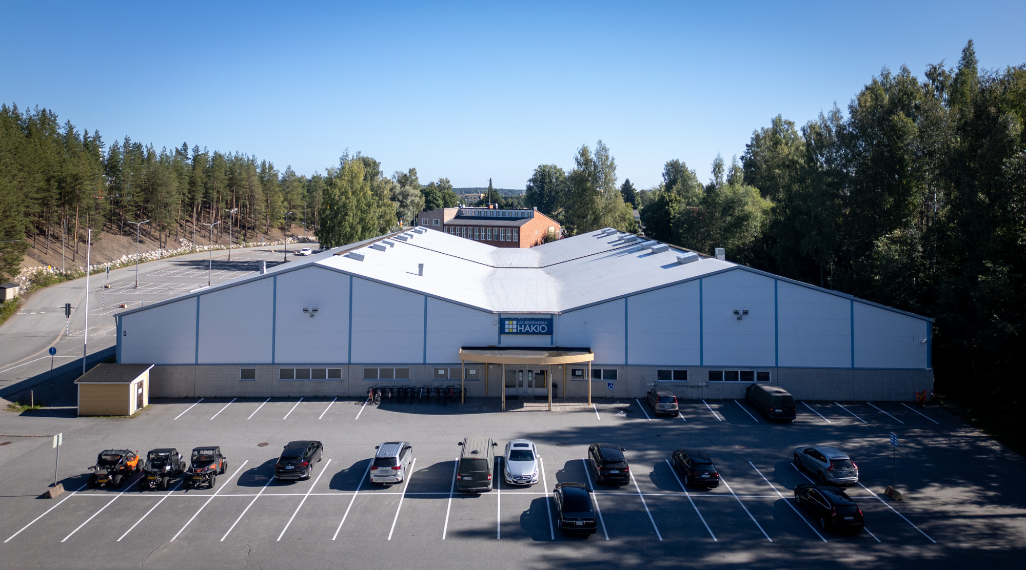 Entrance and parking area of Jääliikuntakeskus Hakio.
