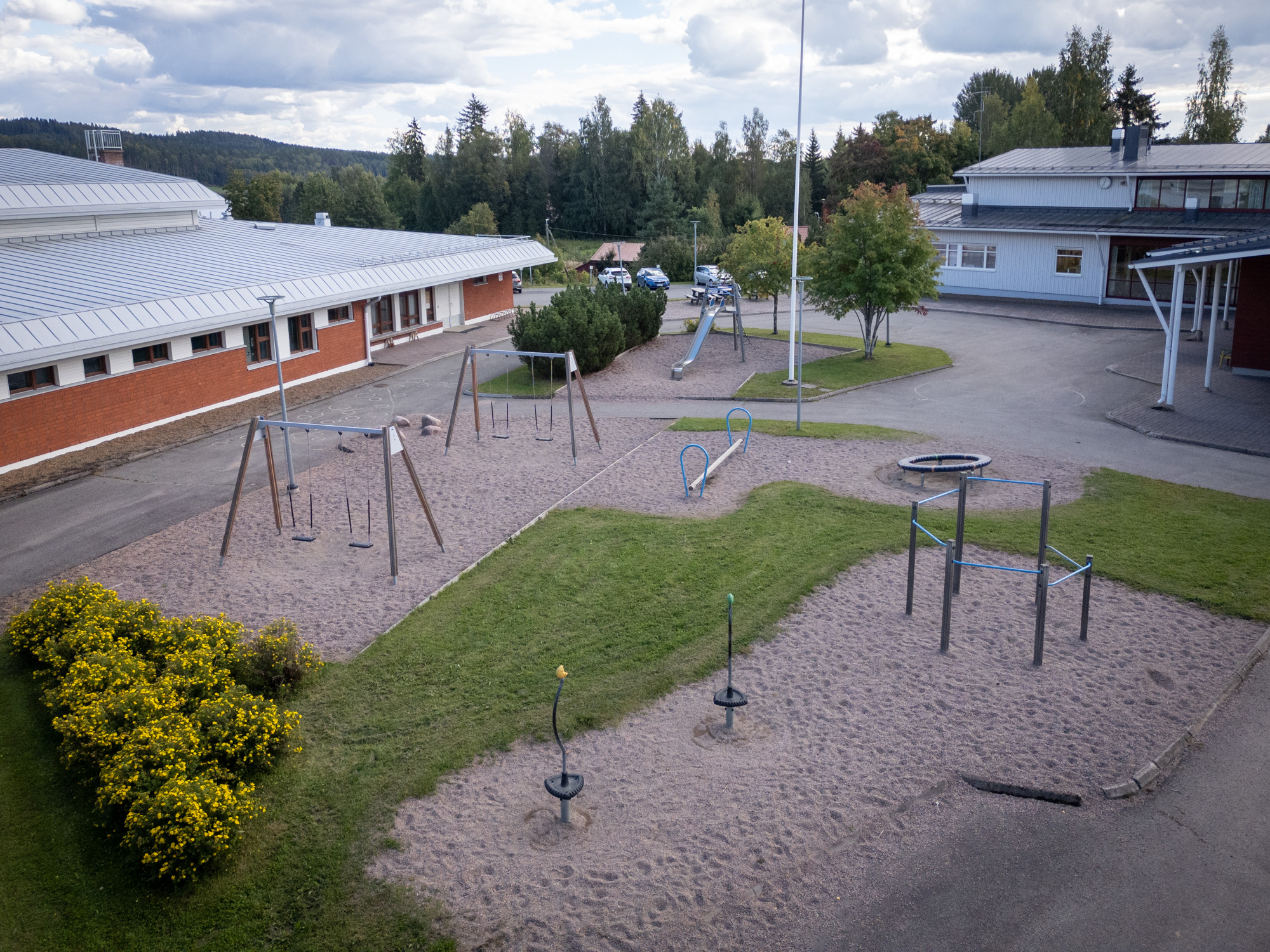 Tuuloksen koulun leikkipaikka, jossa on muun muassa keinuja ja liukumäki.