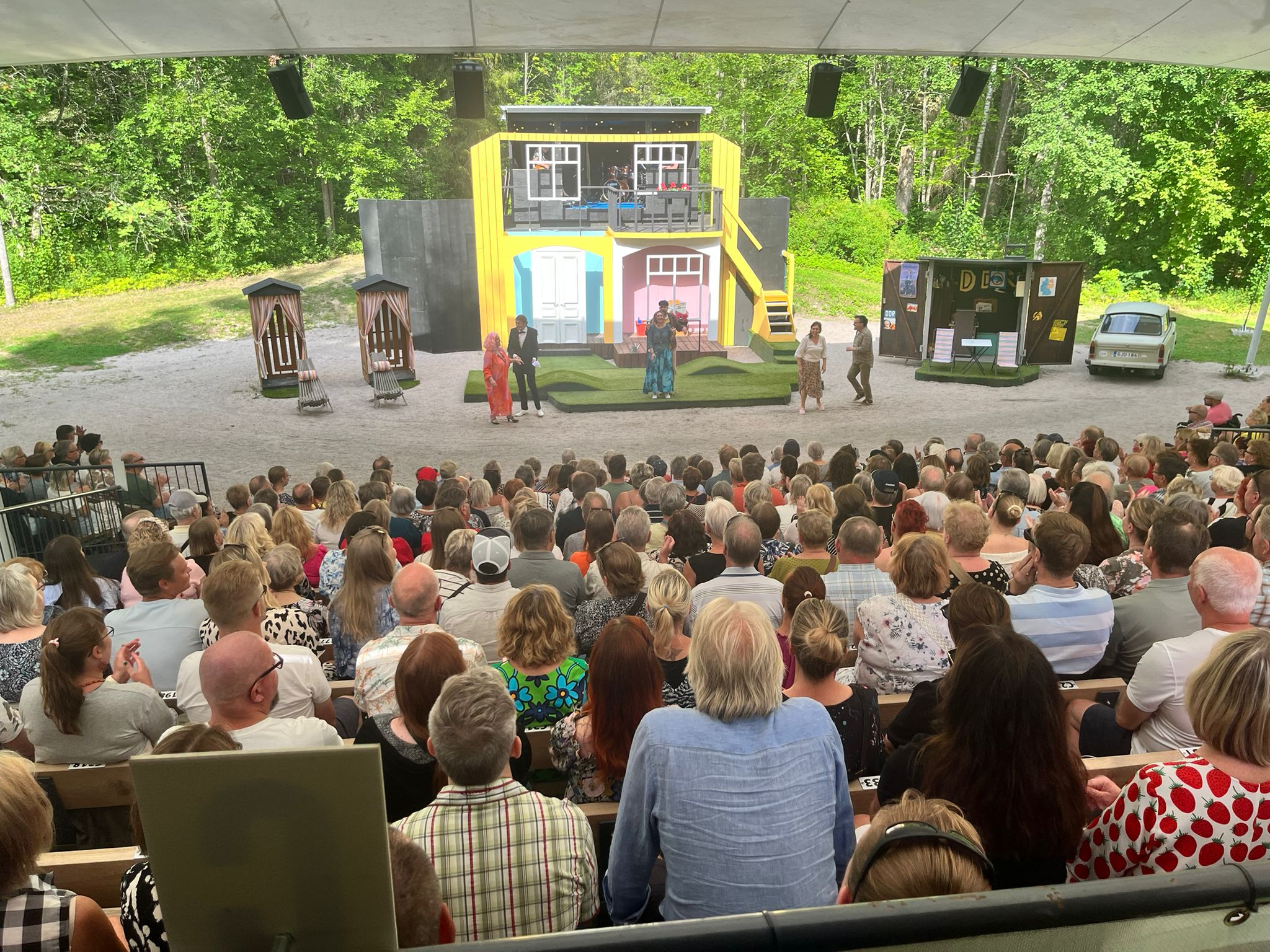 Hämeenlinnan uuden kesäteatterin katsomosta kuvattuna lavalle päin.