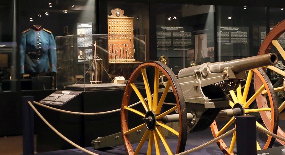 Museo Militarian näyttely, jossa esillä tykki ja muuta sotavälineistöä.