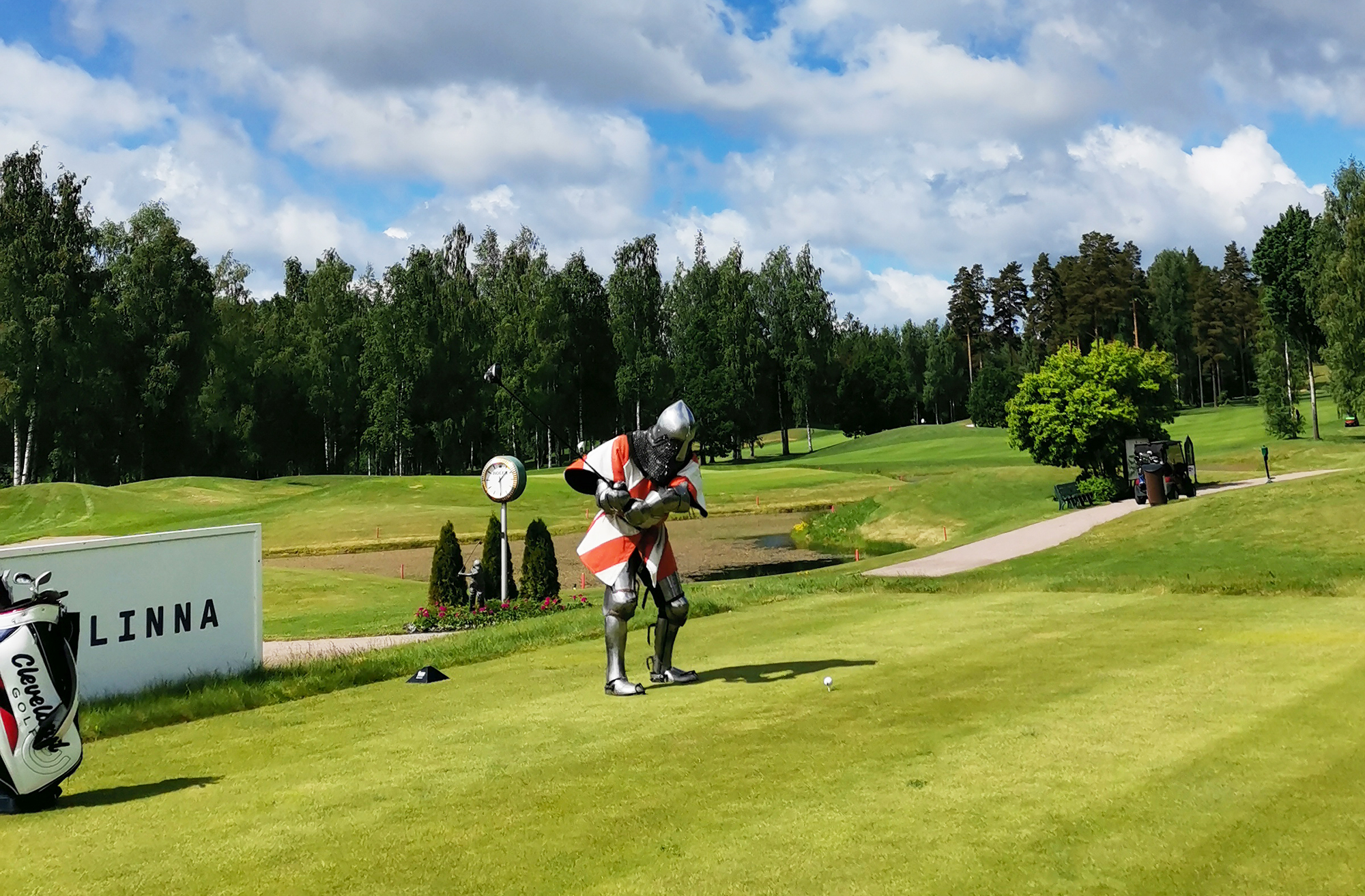 Hämeenlinnan ritari pelaamassa golfia