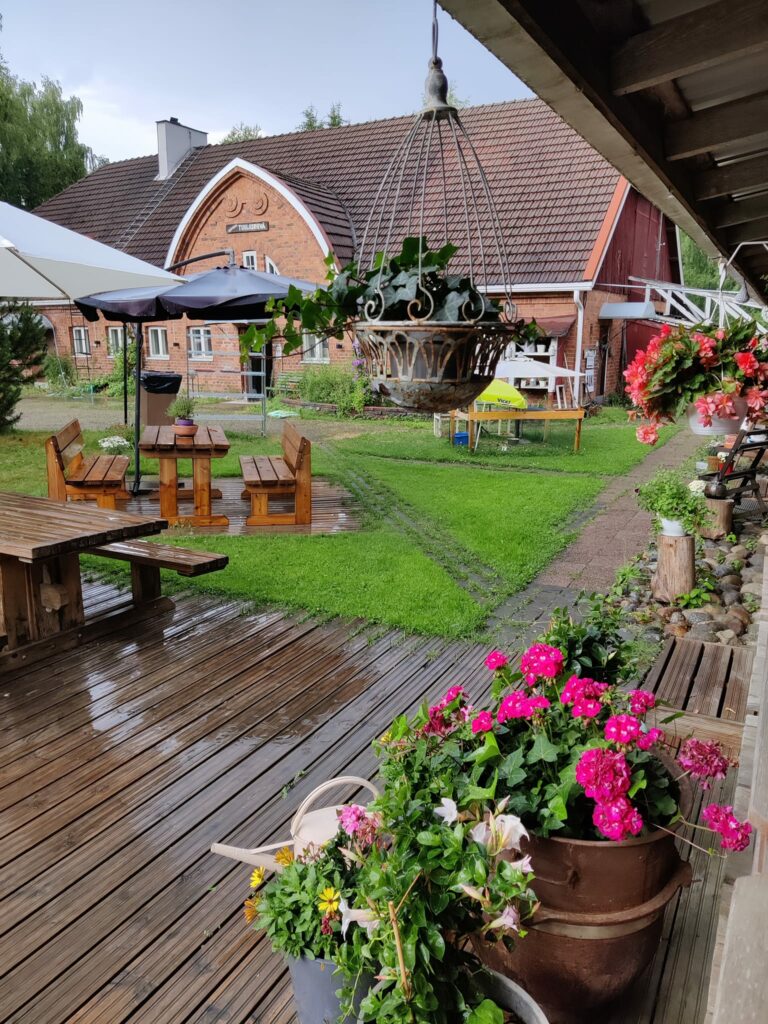 yleiskuva Tuulorievän kahvilan pihamaalta