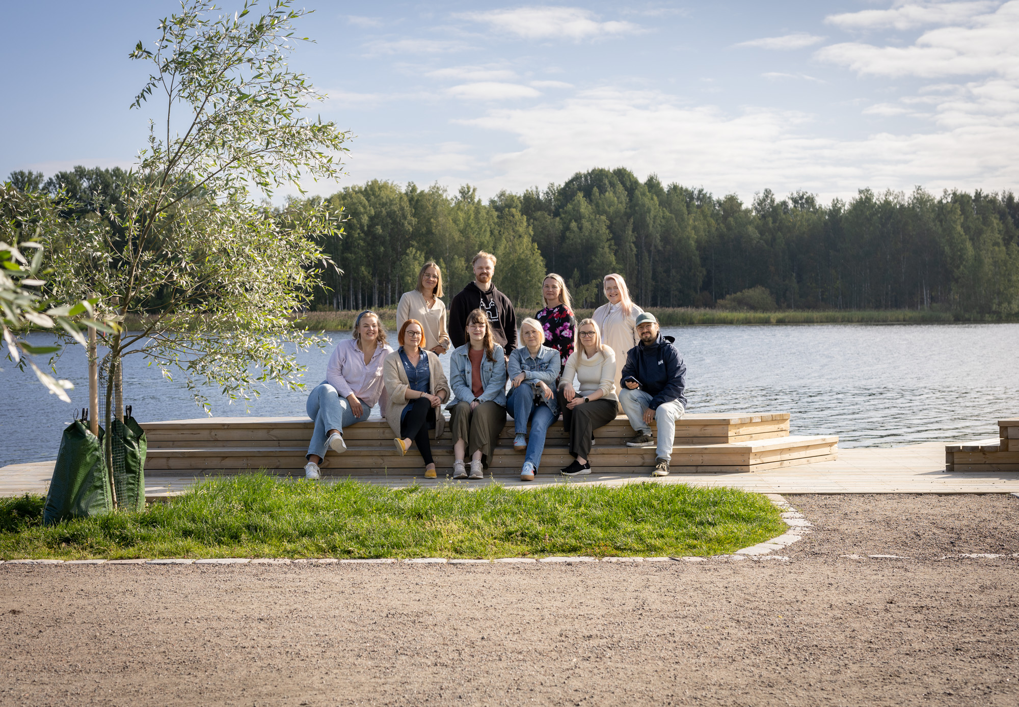 Hämeenlinnan kaupungin viestintä ja markkinointiyksikön työntekijät Linnanpuistossa.