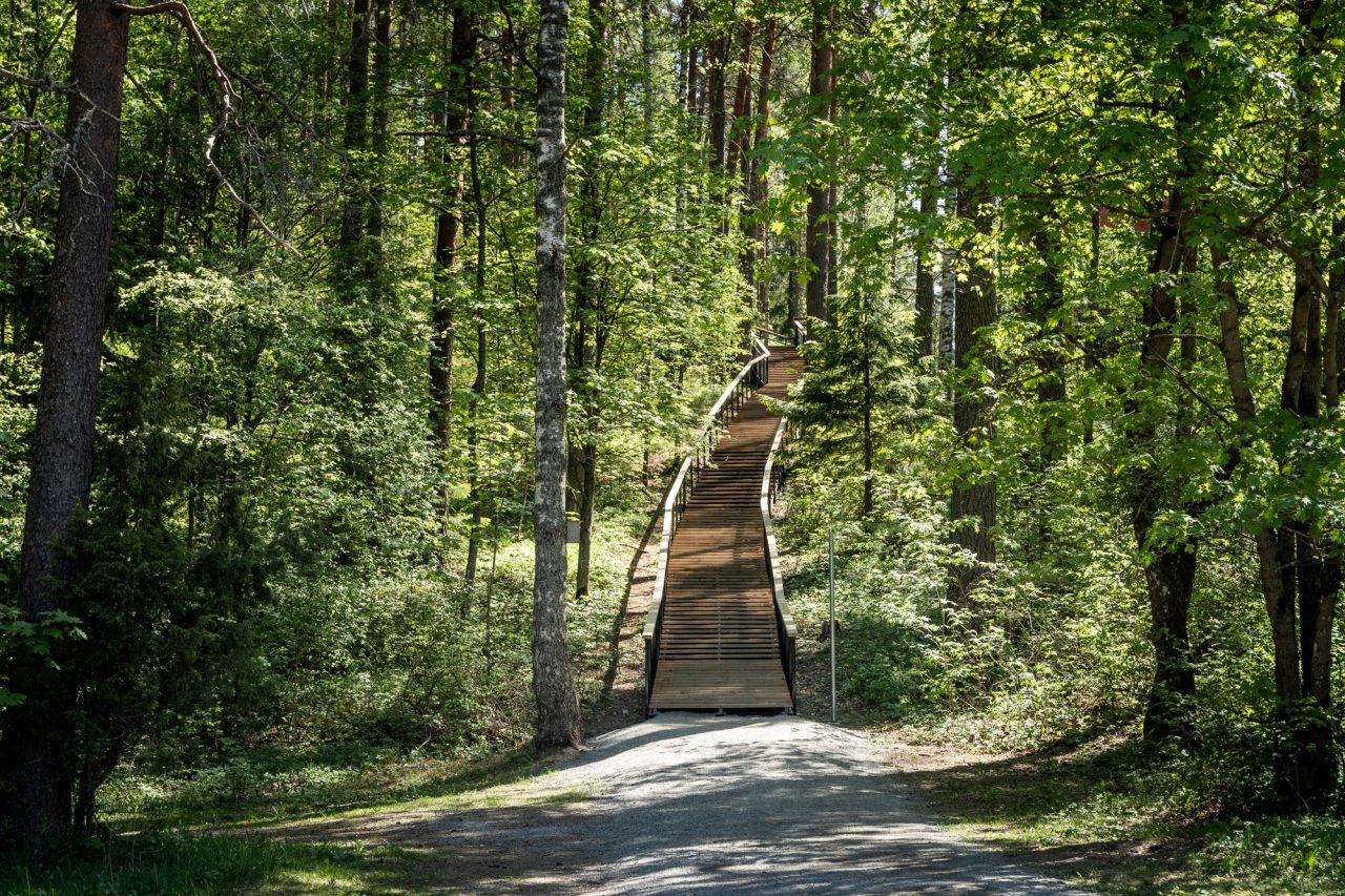 Ahveniston kuntoportaat jotka kohoavat metsäistä harjua pitkin ylös.