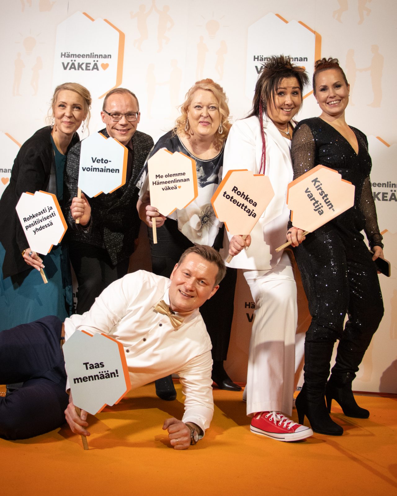 Hämeenlinnan kaupungin henkilöstötiimi katsoo kameraan ja hymyilee.