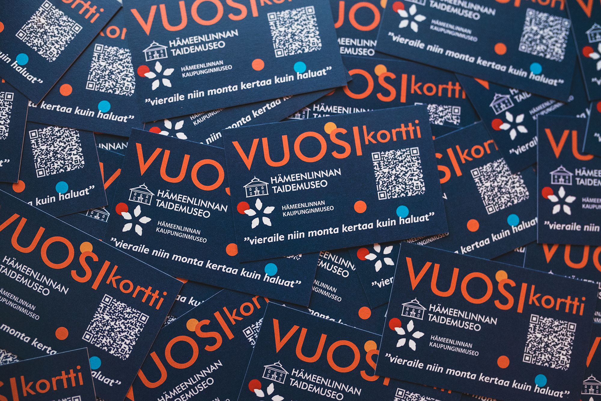 Hämeenlinnan kaupungin museoiden vuosikortteja kasassa.