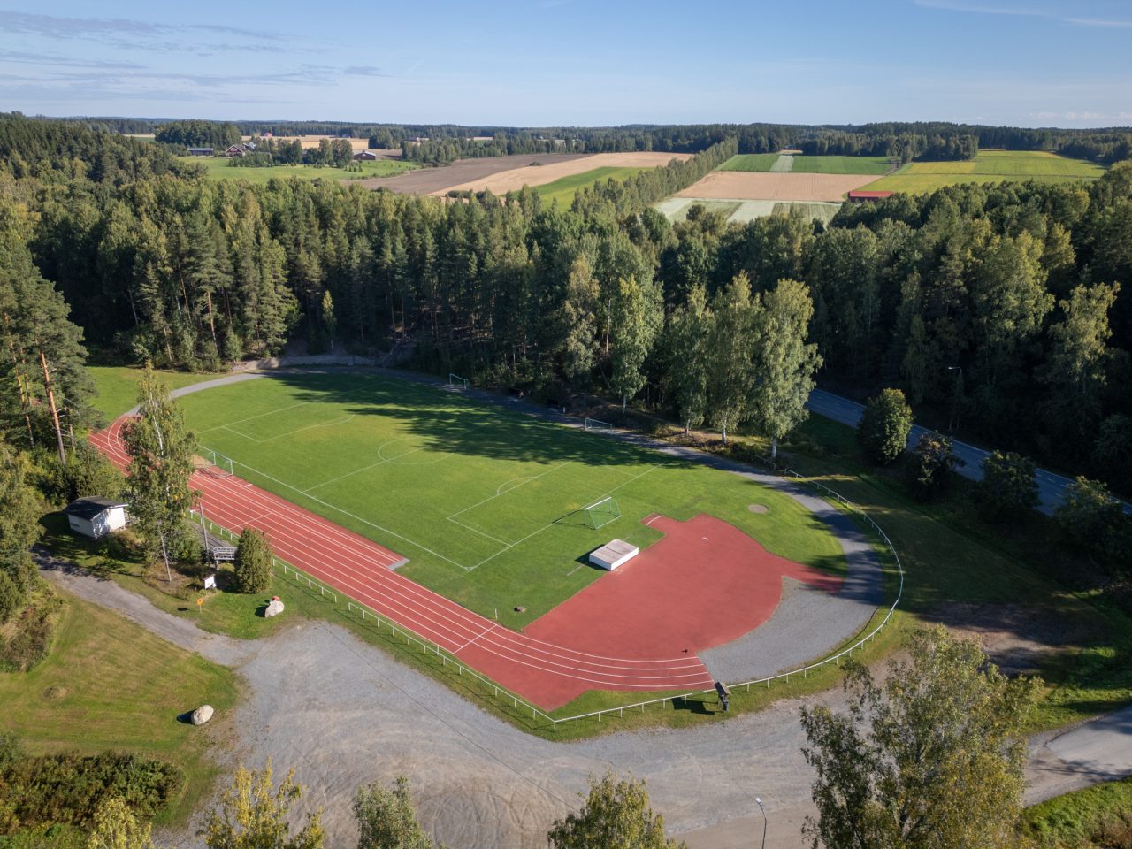 Untulan urheilukenttä, jossa juoksusuora sekä jalkapallokenttä.