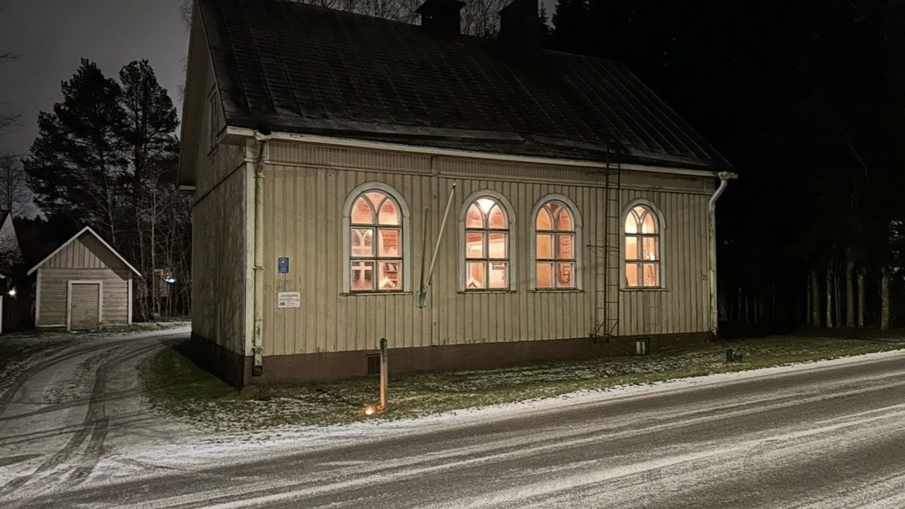 Sinisen hetken joululaulutilaisuus Luolajan rukoushuoneen pihassa