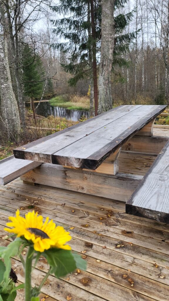 Esteetön terassi, josta löytyy pöytäryhmä penkkeineen.