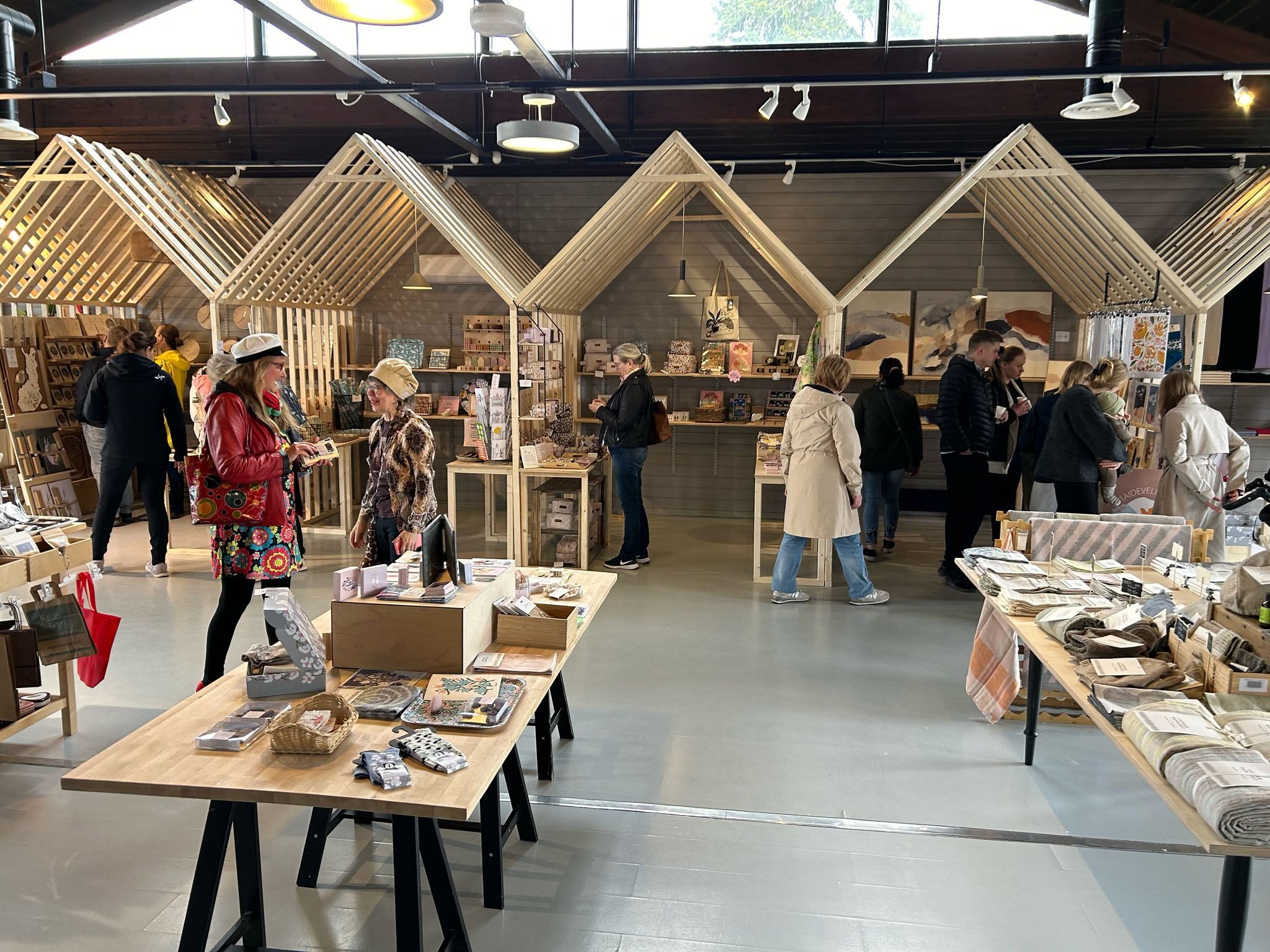 Ihmisiä ostoksilla Finnish Design Collectiven myymälässä Iittalassa