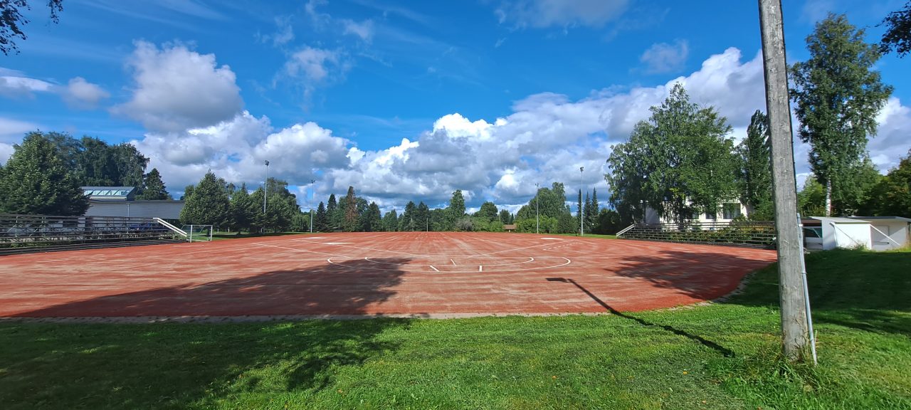 Hakkalan pesäpallokenttä ja katsomo.