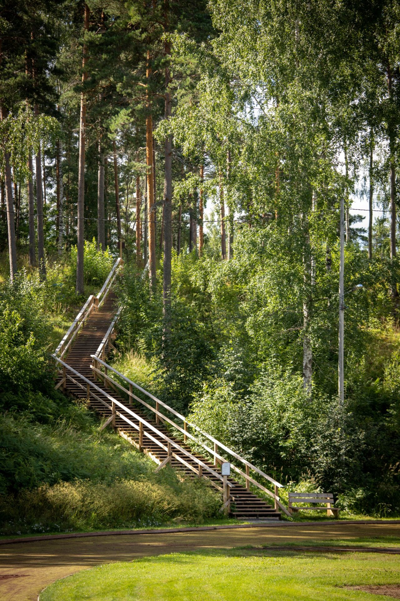 Hauhon kuntoportaat, joiden alapäässä penkki.