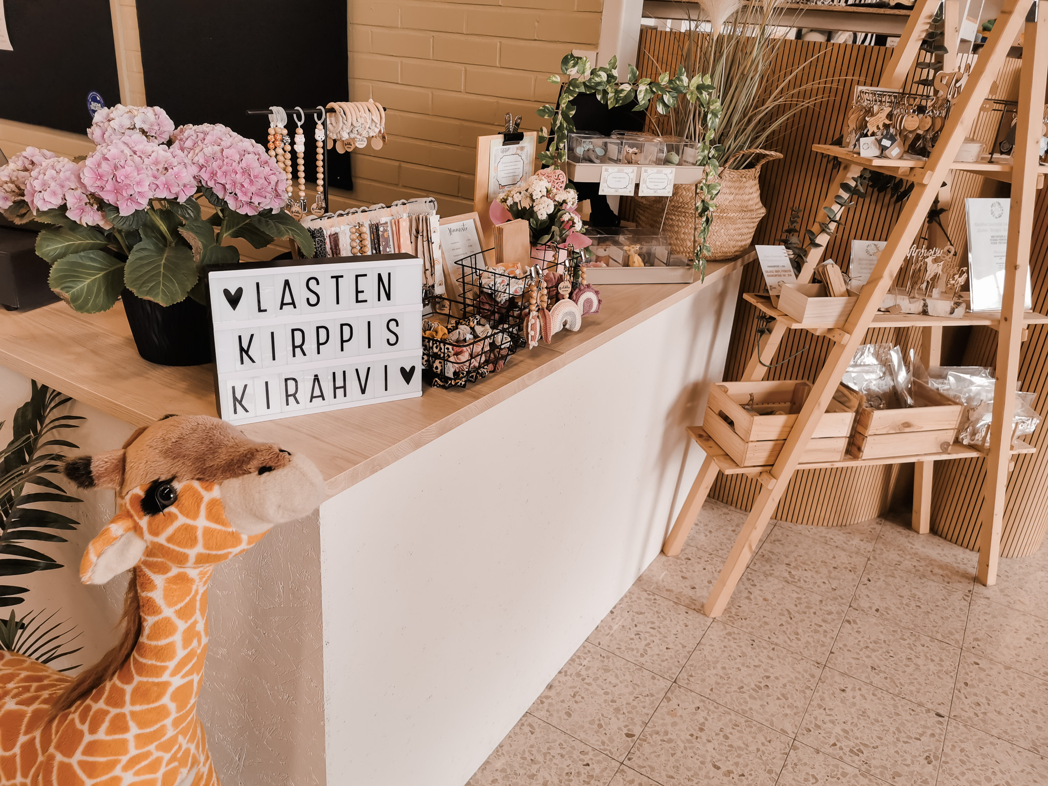 sisäkuva lasten kirpputori Kirahvista
