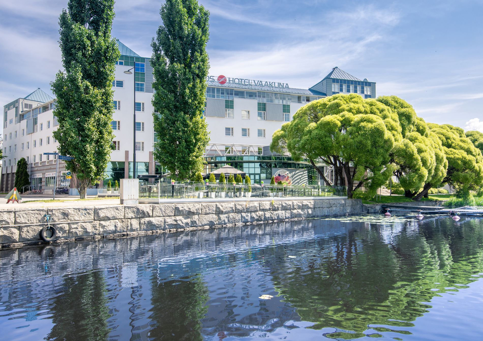 Sokos hotel Vaakuna järveltä päin kuvattuna
