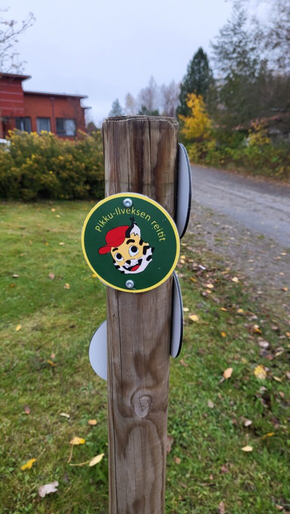 Pikku-Ilveksen reitin opastemerkki, jossa on piirretty Ilves-hahmo.