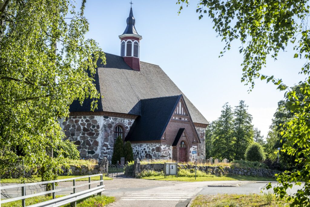 Rengon kirkko ulkoapäin kuvattuna
