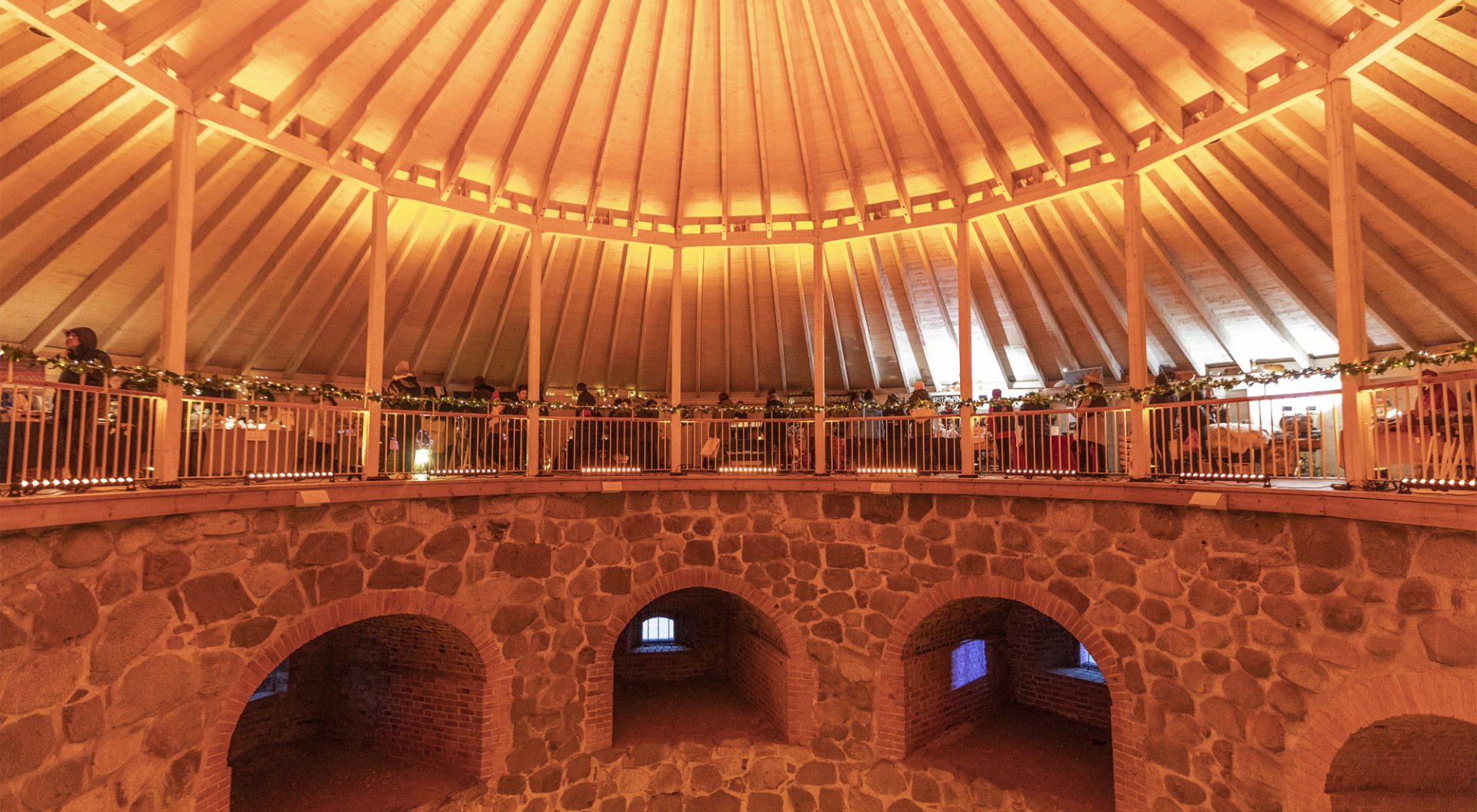Illuminated roof structure at the St. Thomas Christmas Market at Häme Castle